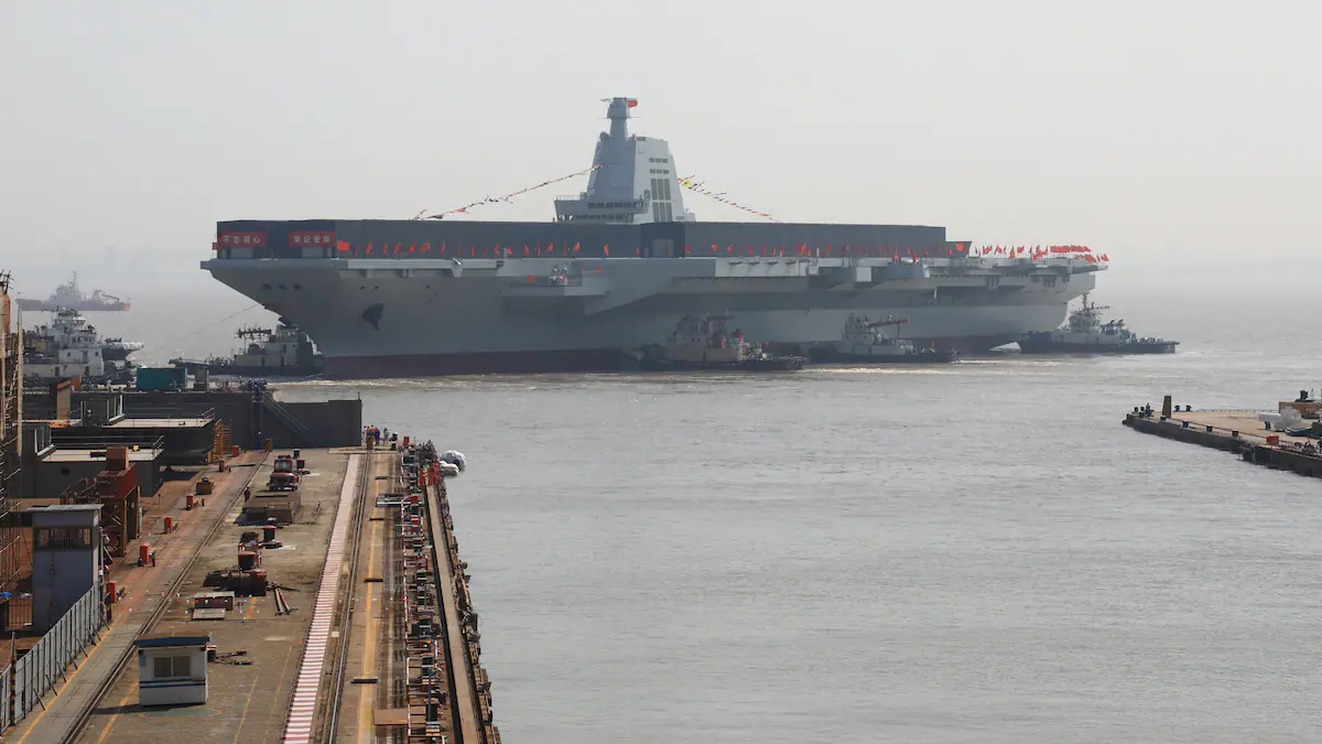 中国新型航母福建号穿越台湾海峡进行海试