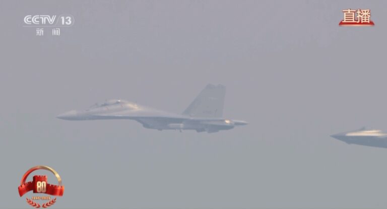 歼-20S等多款隐形战机亮相阅兵式，展现空中强大力量