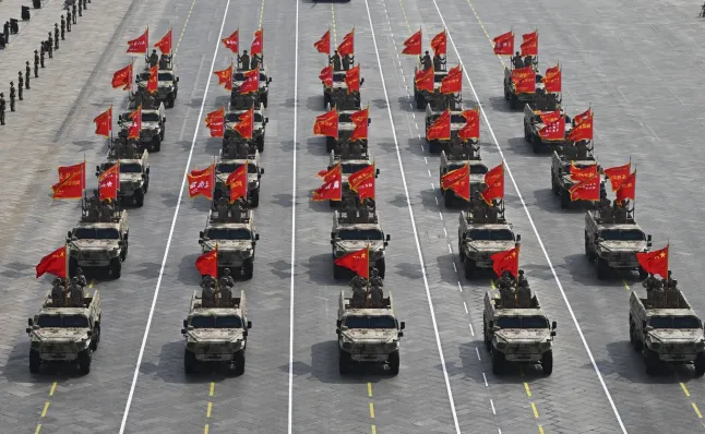 中国展示先进武器，普京出席阅兵现场