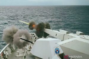 印尼海军战舰在班达海进行实战演练