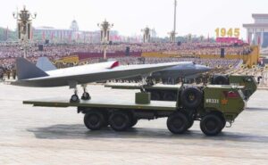 中国展示先进洲际导弹和高超音速武器