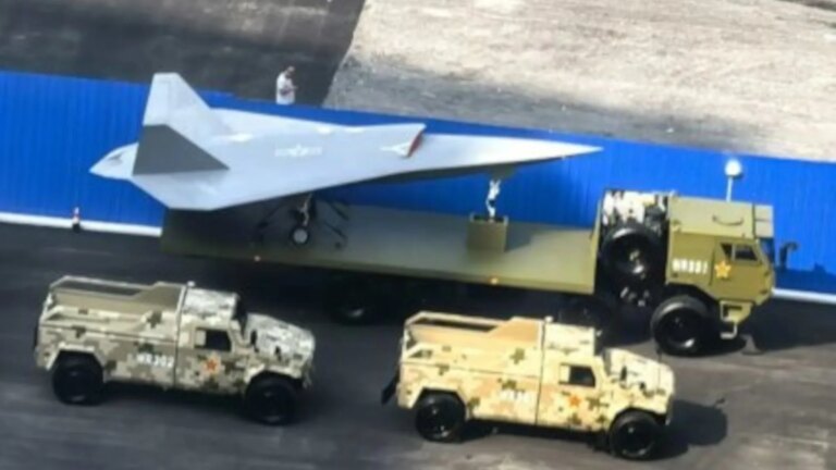 中国大阅兵展示新型无人机与导弹