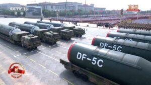 打击范围覆盖全球：“东风-5C”液体洲际战略核导弹亮相九三阅兵，全时戒备、有效威慑
