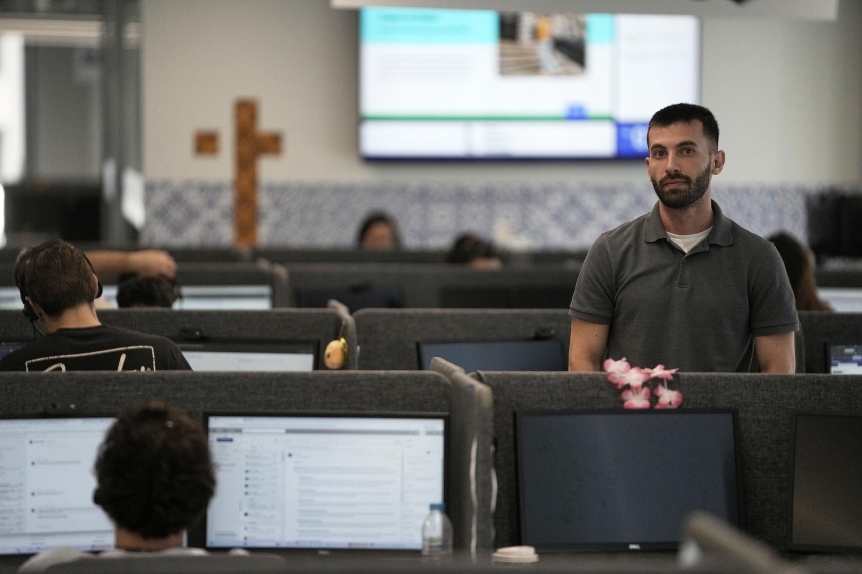 AI改变呼叫中心行业，部分任务仍需人类处理