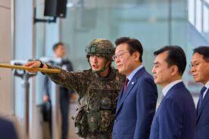 李总统承诺通过国防改革建设智能独立军队