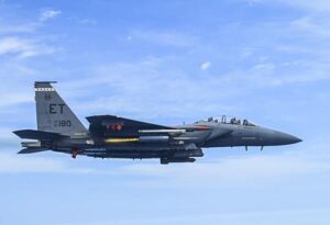 美军F-15E成功集成APKWS II火箭，加速对抗无人机群