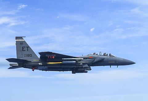 美军F-15E成功集成APKWS II火箭，加速对抗无人机群