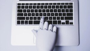 AI能完成部分工作，但取代不了你的职位
