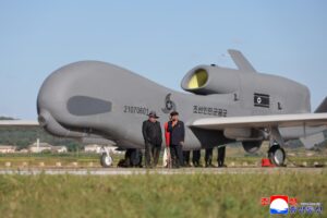 金正恩监督战术攻击无人机性能测试，强调AI技术应用