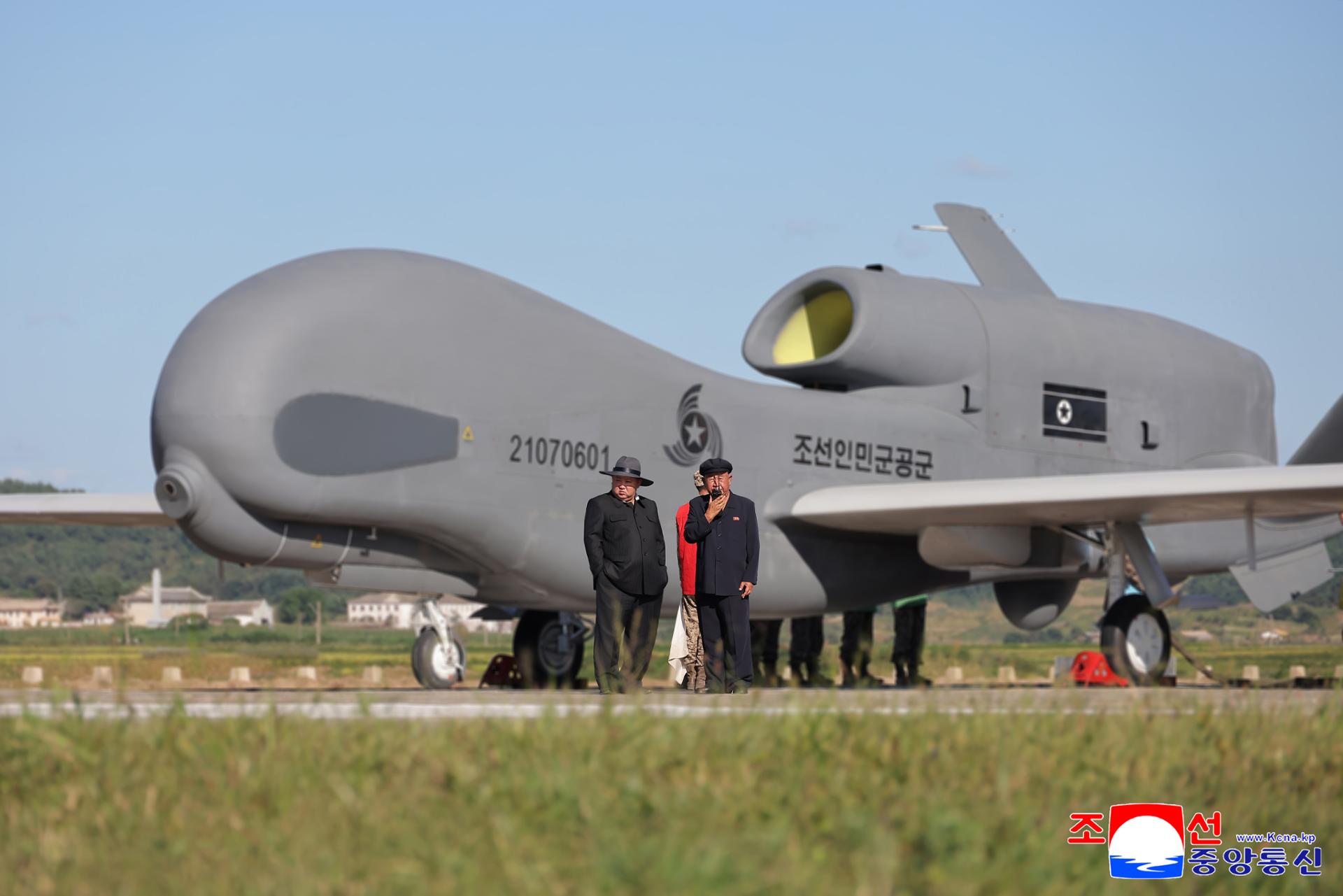 金正恩监督战术攻击无人机性能测试，强调AI技术应用