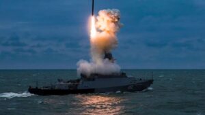 无人机袭击致黑海舰队基地爆炸起火