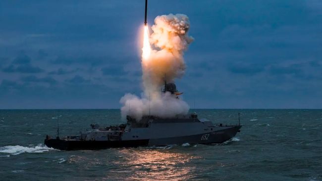 无人机袭击致黑海舰队基地爆炸起火