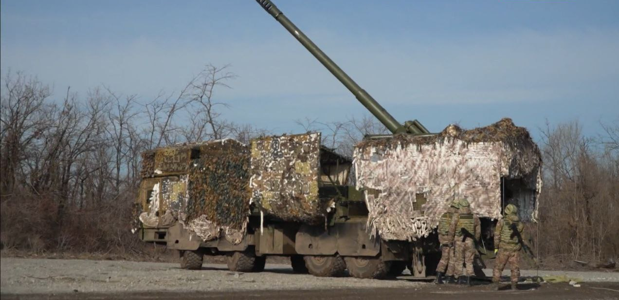 俄军适应无人机战，卡玛兹卡车加装电子战系统和装甲舱