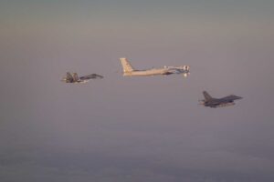 美F-16拦截俄军轰炸机和战斗机近阿拉斯加