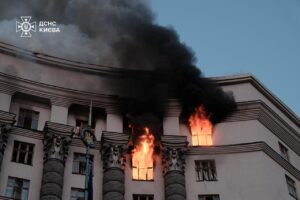 俄导弹夜袭乌内阁大楼，未爆炸但引发火灾