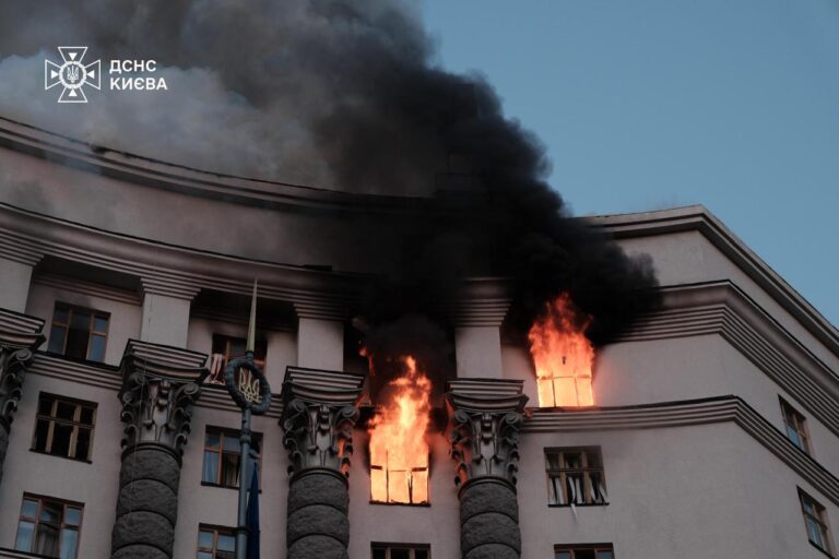 俄导弹夜袭乌内阁大楼，未爆炸但引发火灾