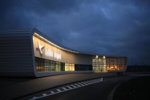 俄军无人机进入波兰领空，雷兹佐夫机场关闭