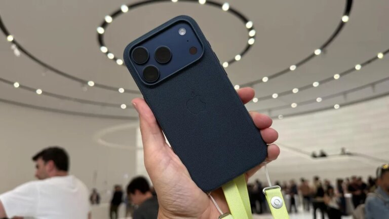 苹果发布iPhone 17两大AI新功能：智能自拍与实时翻译
