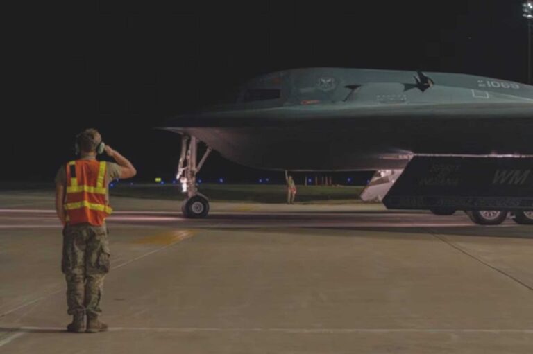 美B-2轰炸机测试新型QUICKSINK武器，挪威海演练海空打击