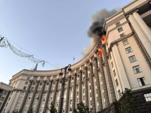 俄袭击致乌政府大楼受损，超800无人机被击落