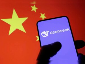 中国利用DeepSeek加速军事AI发展，挑战美国技术优势