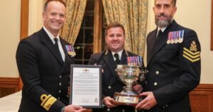 皇家海军直升机队和无人机操作员获颁舰队航空兵奖