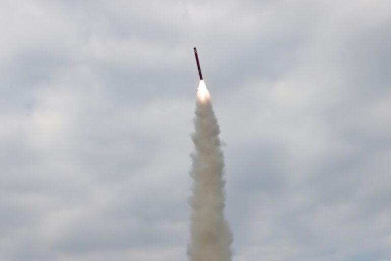 朝鲜试射新型巡航导弹，特朗普访韩期间黄海紧张升级