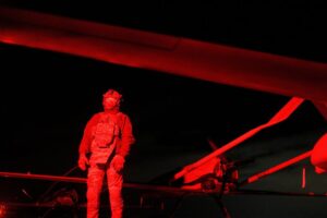 乌俄地下无人机战：前线四人团队夜袭俄军
