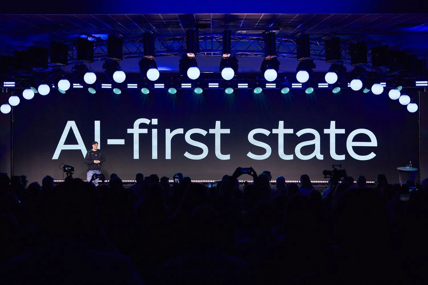 乌克兰推出世界首个国家AI代理Diia.AI，已服务超35000用户