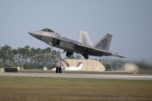 美澳空军联合演练,F-22战斗机展现空中优势
