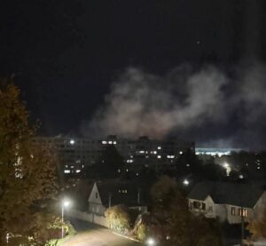 俄军导弹工厂遭袭，爆炸声中浓烟四起
