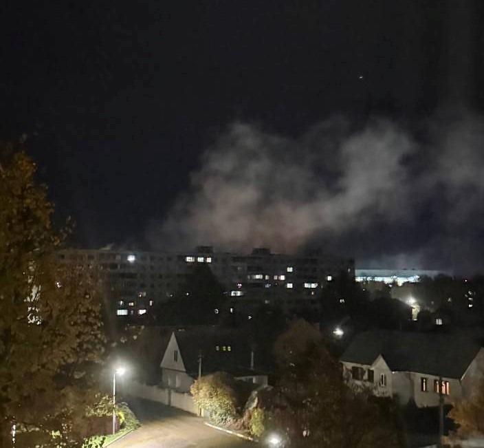 俄军导弹工厂遭袭，爆炸声中浓烟四起