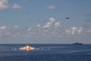 美海军陆战队AV-8B从加勒比海执行实弹精确打击