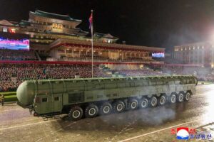 朝鲜盛大阅兵展示军力，中俄高官出席支持