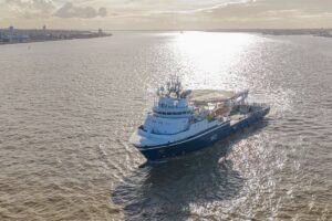英海军新舰首航，变身自主无人船母舰