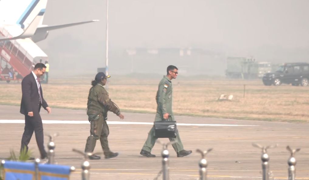 印度总统穆尔穆完成历史性拉斐尔战斗机飞行