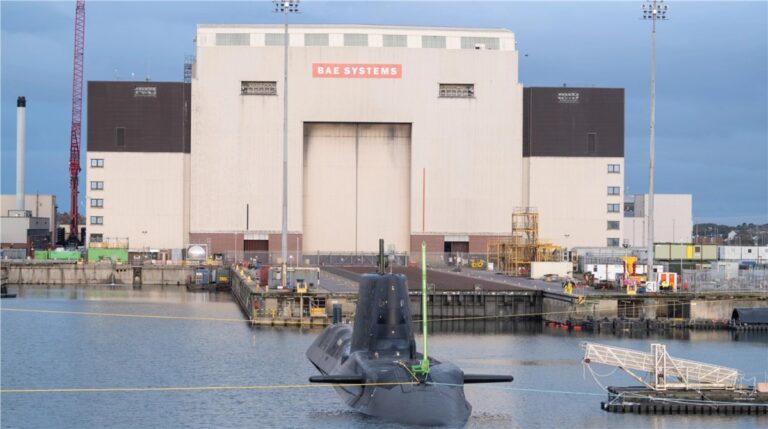 英海军新型潜艇首次下水测试成功