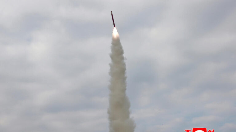 朝鲜试射导弹，特朗普到访前展示核威慑力量