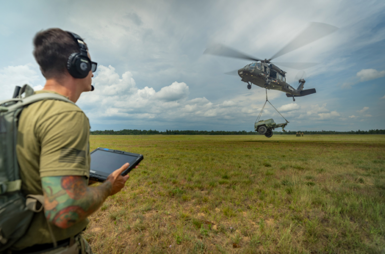 美陆军士兵首次操作自主黑鹰直升机完成物流任务