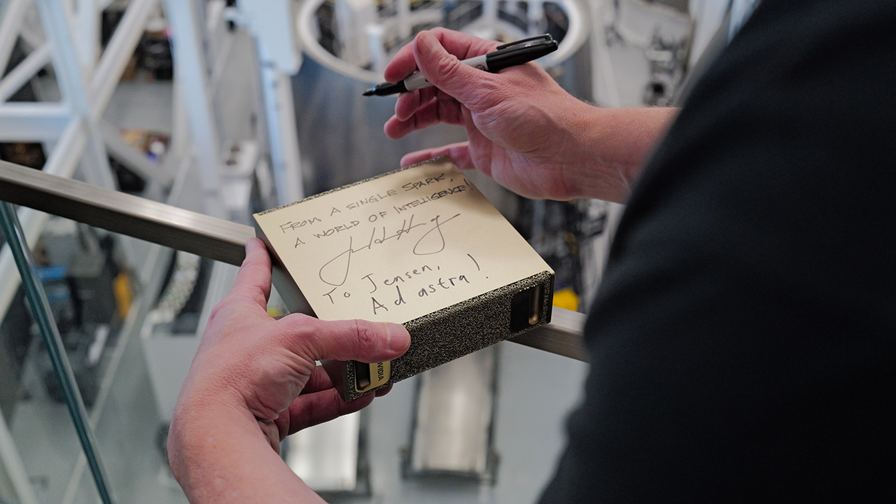 黄仁勋亲手交付，马斯克获NVIDIA最新AI超级计算机