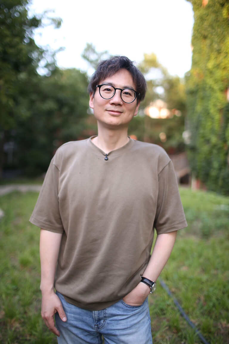 对话哲学教授王小伟：当AI过于强大，人会失去什么？