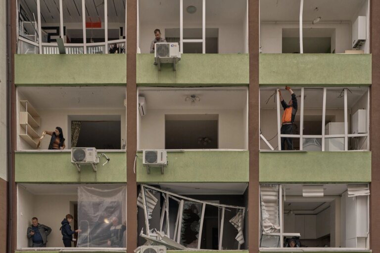 俄导弹袭击乌多城,民众紧急应对冬季能源危机