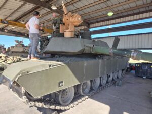 美军测试新型自主武器站，增强Abrams与Bradley反无人机能力