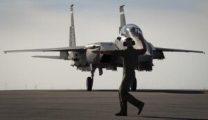 雷神升级APG-82雷达，增强FA-18EF超级大黄蜂电子战能力