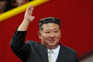 朝鲜展示新型洲际导弹，金正恩主持阅兵式