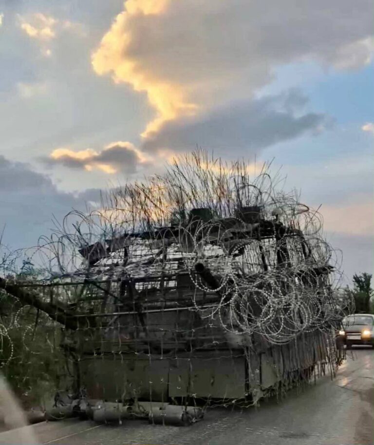 俄“乌龟坦克”突破乌防线，无人机密集攻击下仍存活过半