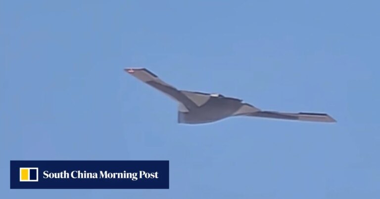 中国新型隐身无人机首飞，或成下一代轰炸机