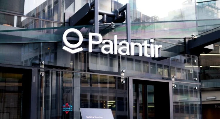 Palantir股价飙升300%，AI软件巨头能否持续高增长？
