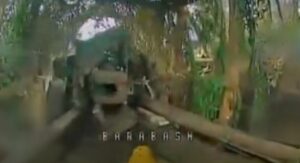 乌克兰无人机摧毁俄方BM-21火箭系统及BTR-80装甲车