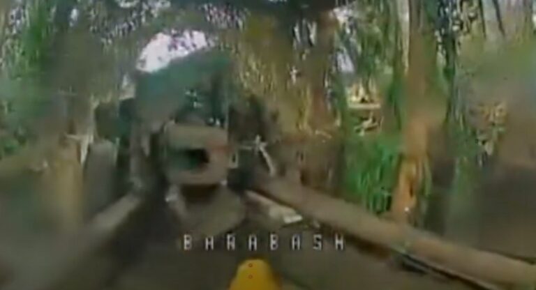 乌克兰无人机摧毁俄方BM-21火箭系统及BTR-80装甲车